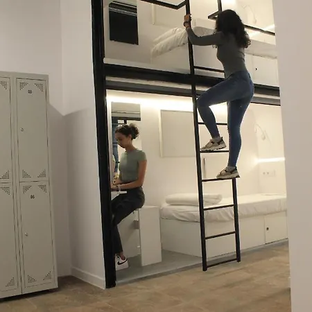 Capsule hotel M Pods