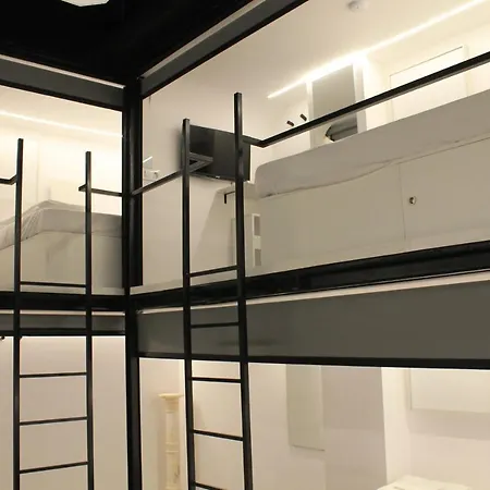 Capsule hotel M Pods 2*