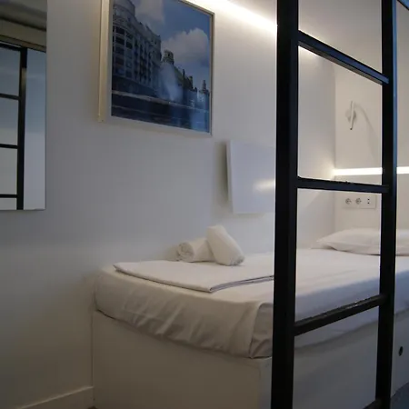 Capsule hotel M Pods 2*