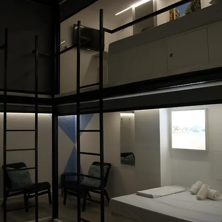 Capsule hotel M Pods