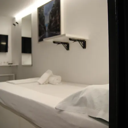 Capsule hotel M Pods 2*