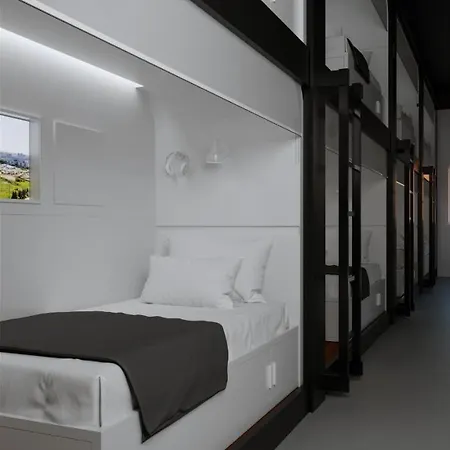 Capsule hotel M Pods